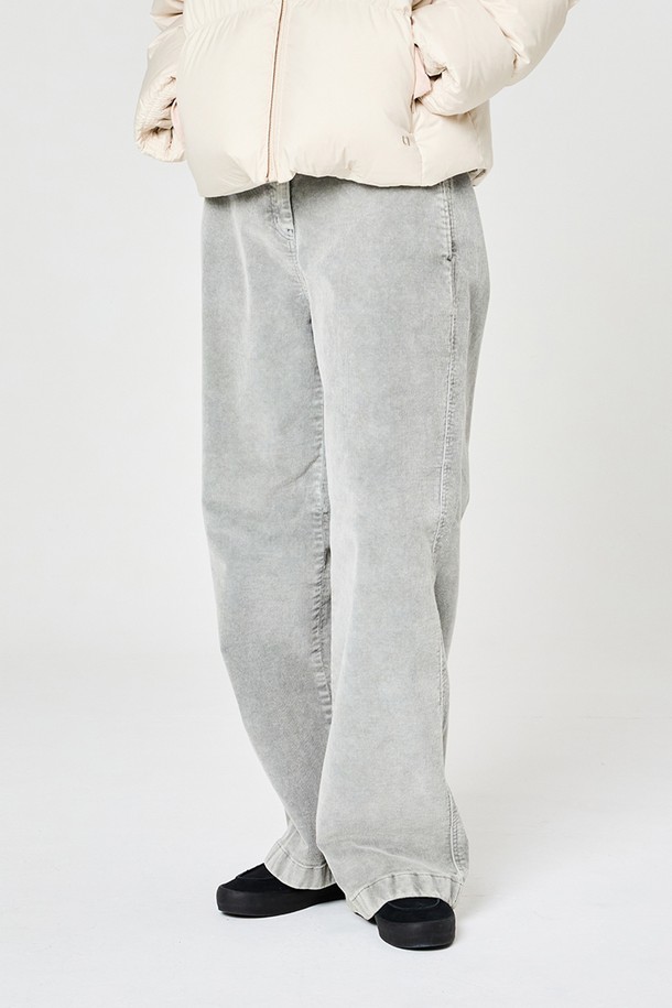 W 가먼트다잉 코듀로이 세미루즈 팬츠 라이트 그레이는 부드러운 촉감의 코듀로이 소재로 제작되어 겨울철에도 따뜻하게 착용할 수 있습니다. 캐주얼, 미니멀, 클래식 스타일을 아우르는 디자인으로, 출근룩에도 활용 가능합니다. 가먼트다잉 공법으로 은은한 색감과 자연스러운 워싱을 더했으며, 세미루즈 핏과 조거핏으로 편안한 착용감을 선사합니다. 밴딩 처리로 활동성을 높였으며, 보온성과 스트레치 기능으로 편안함을 더했습니다. 아웃심 앞쪽에 배치된 디자인이 돋보이는, 무지 스타일의 긴 기장 바지입니다.
