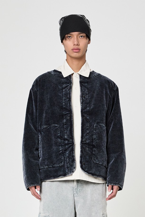 가먼트다잉 코듀로이 패딩 재킷 Navy는 겨울철 포근함을 책임질 남녀 공용 패딩 재킷입니다. 부드러운 촉감의 코듀로이 소재에 가먼트다잉 기법을 더해 자연스러운 멋을 살렸습니다. 캐주얼, 미니멀, 클래식 스타일 모두 소화 가능한 디자인으로, 레귤러핏과 지퍼형 여밈으로 편안한 착용감을 선사합니다. 넉넉한 두께감과 보온 기능을 갖춰 추운 날씨에도 따뜻하게 입을 수 있으며, 크롭 기장으로 트렌디한 스타일을 연출합니다. 안감은 패딩 처리되어 보온성을 더욱 높였습니다.
