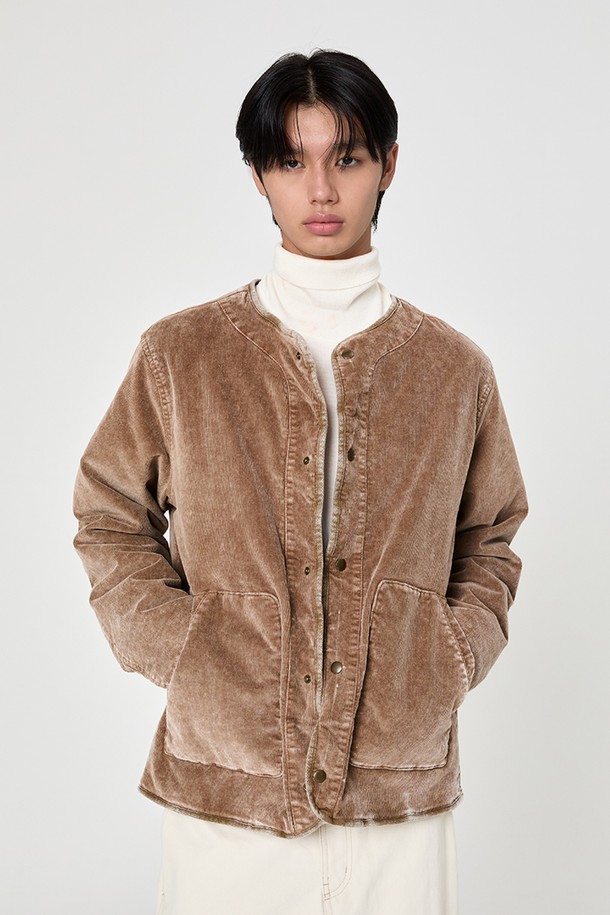 가먼트다잉 코듀로이 패딩 재킷 Khaki Brown은 부드러운 촉감의 코듀로이 소재에 가먼트다잉 처리하여 자연스러운 색감과 빈티지한 멋을 살린 패딩 재킷입니다. 남녀 모두 착용 가능하며, 겨울철 일상과 출근룩에 모두 잘 어울리는 캐주얼 & 베이직 스타일입니다. 두꺼운 두께감으로 보온성을 높였으며, 신축성이 있어 편안한 착용감을 제공합니다. 레귤러핏 디자인에 버튼 여밈 방식으로 클래식한 매력을 더했으며, 앞판 포켓 디테일로 실용성을 더했습니다. 카키 브라운, 라이트 그레이, 네이비 3가지 색상으로 출시되었습니다.
