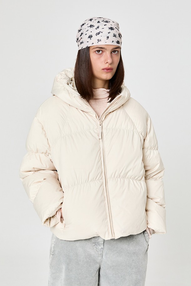 W 글램 셔링 후드 다운(Light Beige)은 여성스러운 무드를 연출하는 겨울철 필수 아우터입니다. 페미닌한 스타일을 강조하는 셔링 디테일과 유선형 퀼팅이 돋보이며, 크롭 기장으로 세련된 핏을 선사합니다. 덕다운 충전재(오리솜털 80%, 깃털 20%)와 두꺼운 두께감으로 뛰어난 보온성을 제공하며, 리사이클 소재를 사용하여 내구성까지 갖췄습니다. 집업 스타일 후드 코트로, 여행룩이나 산책룩 등 다양한 TPO에 활용 가능하며 미니멀, 클래식, 캐주얼 스타일 모두 소화 가능한 활용도 높은 아이템입니다. Light Beige, Black, Chocolate, Lemon 총 4가지 컬러로 출시되었습니다.
