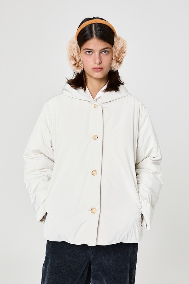 W 컴포터 패딩 후드 재킷 Light Beige는 여성용 겨울 아우터로, 캐주얼, 미니멀, 클래식 스타일을 연출합니다. 숄 후드 디자인과 벨 슬리브가 특징이며, 발수 처리 및 퀼팅 디테일로 포인트를 더했습니다. 부드러운 촉감의 폴리에스터, 나일론 혼방 소재에 두꺼운 두께감과 패딩 안감으로 보온성을 높였습니다. 일상복이나 산책룩은 물론, 출근룩으로도 활용 가능한 활용도 높은 아이템입니다. 경량 디자인으로 편안하게 착용할 수 있습니다.
