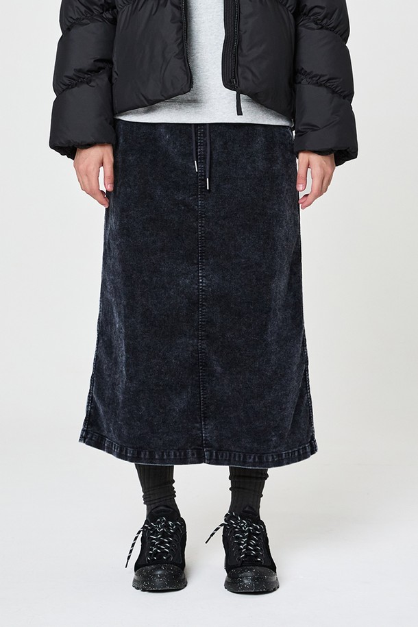 W 가먼트다잉 코듀로이 스커트 Navy는 부드러운 촉감과 따뜻한 착용감을 선사하는 겨울철 데일리 스커트입니다. 캐주얼, 베이직 스타일로 다양한 상의와 손쉽게 매치할 수 있으며, 출근룩으로도 활용 가능합니다. 면, 폴리우레탄, 코듀로이 소재 혼방으로 제작되어 신축성과 보온성이 뛰어납니다. 허리 밴딩과 뒤트임 디테일이 편안함과 활동성을 더하며, A라인 핏과 일자 치마 타입으로 세련된 실루엣을 연출합니다. 네이비 컬러의 무지 디자인은 미니멀하고 클래식한 스타일을 완성합니다.
