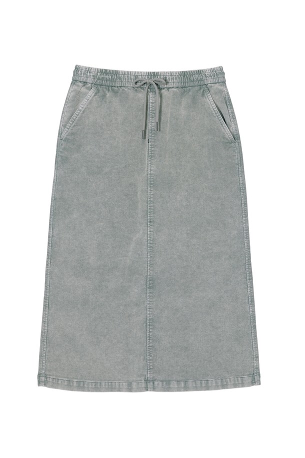 W 가먼트다잉 코듀로이 스커트 Light Gray는 부드러운 촉감의 코듀로이 소재로 제작된 여성용 미니스커트입니다. 라이트 그레이 컬러의 무지 디자인에 H라인 핏과 레귤러핏으로 캐주얼하고 베이직한 스타일을 연출합니다. 허리 밴딩과 뒤트임 디테일이 있으며, 스트레치 기능과 보온성을 갖춰 겨울철 데일리룩과 출근룩에 적합합니다. 가먼트다잉 공법으로 제작되어 자연스러운 색감과 빈티지한 무드를 더했습니다. 두꺼운 두께감으로 따뜻하게 착용할 수 있습니다.
