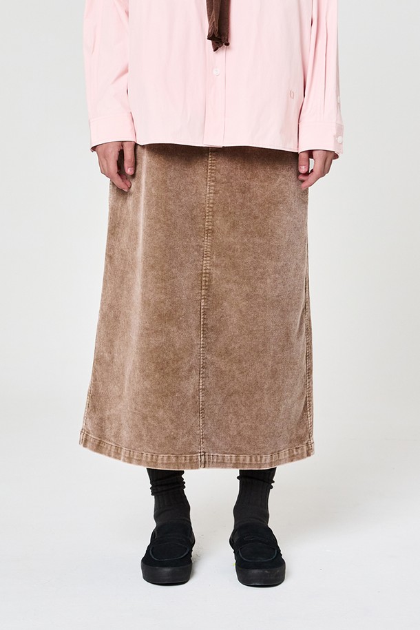 W 가먼트다잉 코듀로이 스커트 Khaki Brown은 부드러운 촉감과 보온성을 갖춘 여성용 코듀로이 스커트입니다. 캐주얼, 베이직 스타일로 데일리룩, 출근룩에 모두 잘 어울리며, A라인 핏과 허리 밴딩, 뒤판 슬릿 디테일로 편안함과 활동성을 더했습니다. 카키 브라운, 라이트 그레이, 네이비 3가지 색상으로 만나볼 수 있으며, 가먼트다잉 워싱으로 은은한 멋을 더했습니다. 겨울철 두꺼운 두께감으로 따뜻하게 착용할 수 있는 레귤러핏 밴딩 스커트입니다.
