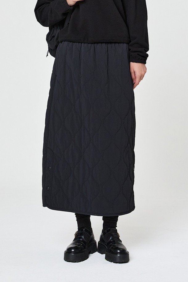 W 코지 패딩 롱 스커트 Black는 겨울철 따뜻하고 스타일리시한 연출을 위한 여성용 패딩 롱스커트입니다. 가볍고 포근한 나일론 소재와 넉넉한 두께의 패딩 안감으로 보온성을 높였으며, 허리 스트링으로 사이즈 조절이 용이합니다. A라인 핏으로 편안하면서도 여성스러운 실루엣을 연출하며, 캐주얼 및 코지 스타일을 즐기는 분들께 적합합니다. 일상생활은 물론 산책룩, 캠핑룩 등 다양한 TPO에 활용할 수 있으며, 미니멀, 클래식 스타일과도 잘 어울립니다. 블랙, 그레이시 블루, 라이트 베이지 세 가지 색상으로 제공됩니다.
