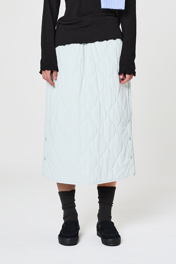 W 코지 패딩 롱 스커트 Grayish Blue는 겨울철 따뜻하고 편안하게 착용할 수 있는 여성용 패딩 롱 스커트입니다. 부드러운 나일론 소재와 넉넉한 A라인 핏으로 제작되어 캐주얼하고 코지한 무드를 연출합니다. 허리 스트링 조절, 사이드 트임 디테일이 있으며, 와샤 가공과 리사이클 소재를 사용하여 기능성과 친환경성을 더했습니다. 보온성과 경량성을 갖춰 일상 또는 집콕룩으로 활용하기 좋으며, 미니멀한 스타일을 선호하는 분들께 추천합니다. 톤 다운된 Grayish Blue 컬러가 세련된 분위기를 자아냅니다.
