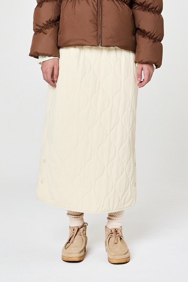 W 코지 패딩 롱 스커트 Light Beige는 부드러운 나일론 소재로 제작되어 포근한 착용감을 선사합니다. 겨울철에도 따뜻하게 입을 수 있도록 두꺼운 패딩 안감으로 제작되었으며, A라인 핏과 롱 스커트 디자인으로 편안하면서도 여성스러운 실루엣을 연출합니다. 허리 스트링으로 사이즈 조절이 용이하며, 사이드 트임 디테일이 활동성을 더합니다. 와샤 가공 및 리사이클 소재를 사용하여 실용성과 친환경적인 가치를 모두 갖춘 캐주얼, 코지 스타일의 스커트입니다.

