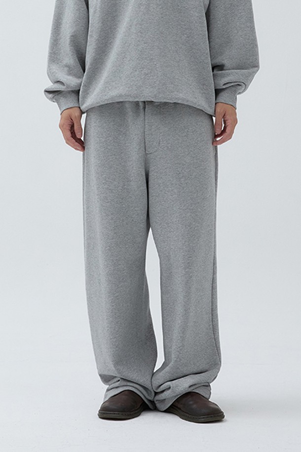 워케이션 스웻 팬츠 Melange Gray는 일상과 여행에서 편안하게 착용할 수 있는 캐주얼 스타일의 스웻 팬츠입니다. 멜란지 그레이 컬러의 무지 디자인으로 어떤 상의와도 쉽게 매치되어 활용도가 높습니다. 부드러운 촉감의 면과 리사이클 폴리에스터를 혼방하여 가볍고 편안한 착용감을 제공하며, 릴랙스 핏으로 활동성을 높였습니다. 허리 엘라스틱 밴드와 단추 장식으로 편안함과 스타일을 모두 잡았으며, 가을에 어울리는 긴 기장으로 제작되었습니다. 형태 안정성이 뛰어나 변형 없이 오래도록 즐겨 입을 수 있습니다.
