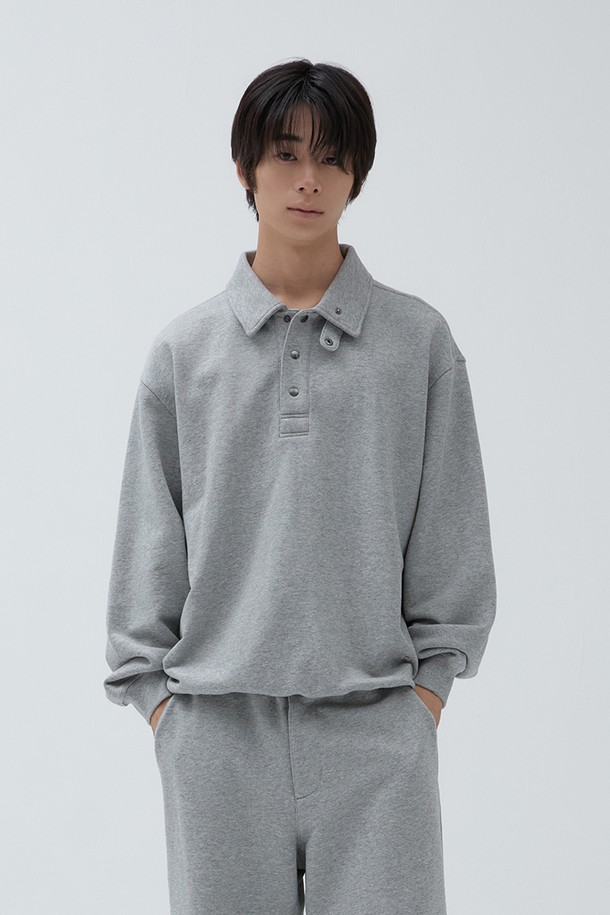 워케이션 스웻 맨투맨 Melange Gray는 일상과 여행 모두에 적합한 공용 맨투맨입니다. 캐주얼하고 베이직한 스타일로, 멜란지 그레이 컬러의 무지 디자인이 특징입니다. 가을 계절에 어울리는 레귤러 핏의 긴소매 제품으로, 면과 폴리에스터 혼방 소재로 제작되어 부드러운 촉감을 선사합니다. 하이넥 또는 카라 형태로 넥 변형이 가능하며, 경량의 리사이클 소재를 사용하여 편안함과 환경을 모두 고려했습니다. 여행룩으로 활용하기 좋으며, 미니멀한 스타일을 연출하기에 적합합니다.
