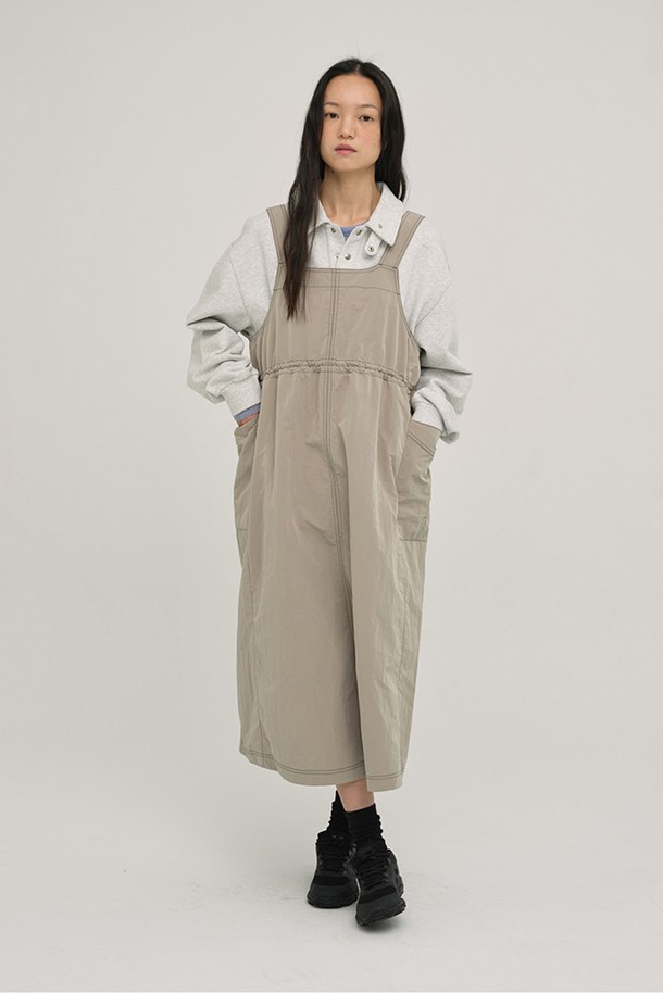베이지 컬러의 W 에어쉴드 서스펜더 원피스입니다. 나일론과 폴리에스터 혼방 소재로 제작되어 가볍고 편안하며, 봄 시즌 캐주얼하게 연출하기 좋습니다. 앞뒤 구분 없이 착용 가능하여 실용적이며, 조절 가능한 어깨끈과 허리 스트링으로 체형에 맞게 핏을 조절할 수 있습니다. 스퀘어넥 디자인과 무지 패턴으로 미니멀하고 클래식한 분위기를 더하며, 데이트룩이나 봄 소풍룩에 적합합니다. 발수 기능이 있어 가벼운 생활 방수도 가능합니다.
