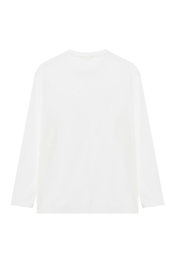 포틀랜드 롱슬리브 티셔츠 O.White는 남녀공용으로 착용 가능한 베이직 스타일의 긴소매 티셔츠입니다. 면과 폴리에스터 혼방 소재로 제작되어 부드러운 촉감과 형태 안정성, 경량성을 제공하며, 비시즌에 활용하기 좋습니다. 라운드넥 디자인에 세미루즈핏으로 편안하게 착용 가능하며, 일상복으로 활용하기 좋은 캐주얼, 미니멀 스타일의 티셔츠입니다. O.WHITE 컬러와 그래픽 패턴이 특징이며, 리사이클 소재를 사용하여 환경을 생각했습니다.
