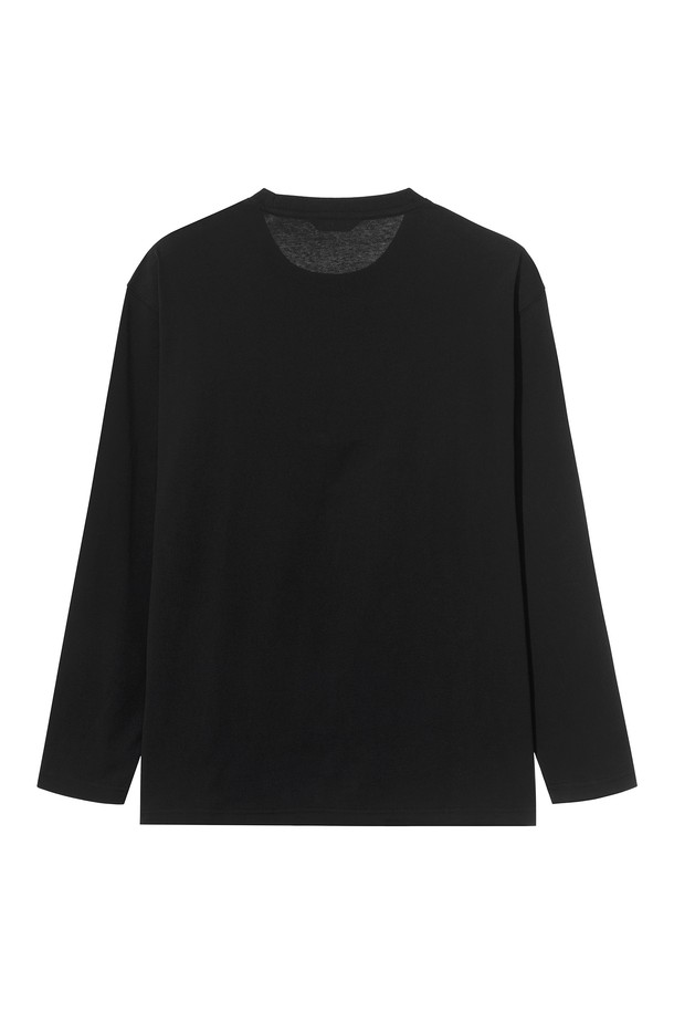 포틀랜드 롱슬리브 티셔츠 Black는 남녀공용으로 착용 가능한 베이직하고 캐주얼한 스타일의 긴소매 티셔츠입니다. 면과 폴리에스터 혼방 소재로 제작되어 부드러운 촉감과 형태 안정성을 제공하며, 가볍게 착용할 수 있습니다. 라운드넥 디자인에 세미루즈핏으로 편안한 착용감을 선사하며, 블랙 컬러 바탕에 로고 또는 그래픽 패턴이 포인트로 들어가 있습니다. 일상복으로 활용하기 좋으며, 비시즌에 레이어드하여 스타일리시하게 연출할 수 있습니다. 리사이클 소재를 사용하여 환경까지 생각한 제품입니다.
