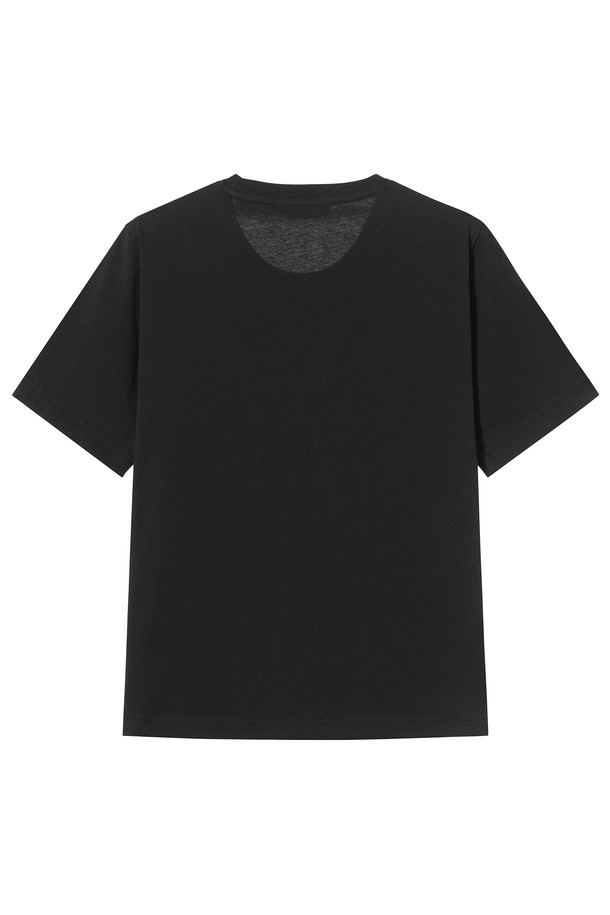 W 로즈 반팔 티셔츠 Black은 여성용 티셔츠로, 캐주얼하고 미니멀한 스타일을 연출합니다. 블랙 색상에 로즈 패턴이 더해져 포인트를 주며, 부드러운 촉감의 면과 폴리에스터 혼방 소재로 제작되어 편안한 착용감을 선사합니다. 얇은 두께감과 레귤러핏으로 제작되었으며, 옆선 트임 디테일이 돋보입니다. 비시즌에 활용하기 좋으며, 가볍고 형태 안정성이 뛰어난 리사이클 소재를 사용하여 제작되었습니다.
