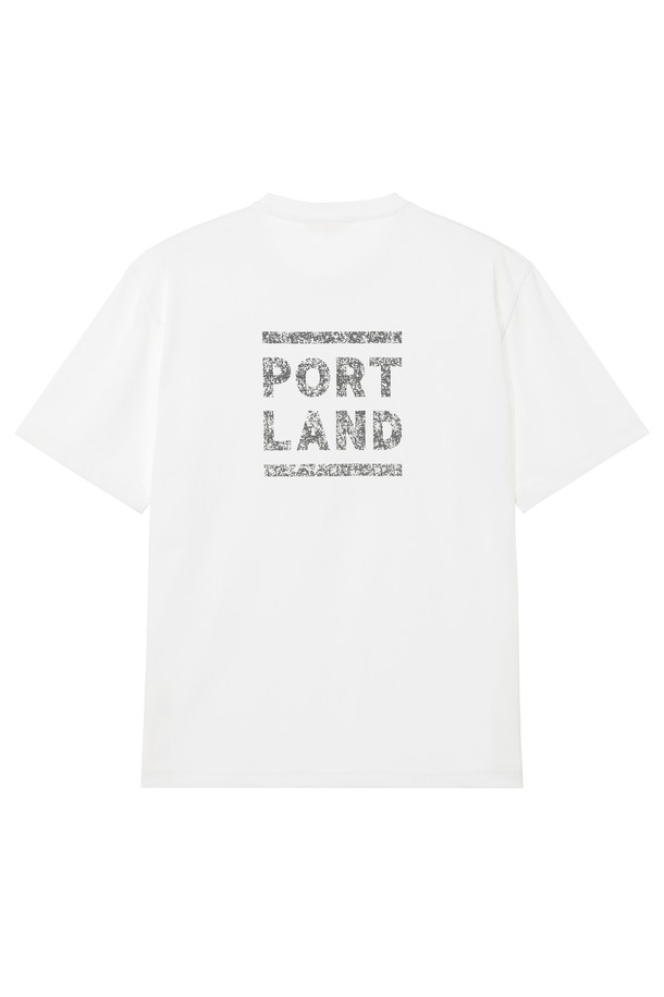 포틀랜드 O.White 반팔 티셔츠는 남녀공용으로, 일상 및 스포츠 활동에 적합한 캐주얼하고 스포티한 스타일의 반팔 티셔츠입니다. 가볍고 형태 안정성이 뛰어난 면과 폴리에스터 혼방 소재로 제작되어 부드러운 촉감을 선사하며, 여름철 시원하게 착용할 수 있습니다. 등판 크랙 프린트가 돋보이는 디자인이며, 세미루즈핏으로 편안한 착용감을 제공합니다. 라운드넥에 얇은 두께감으로 제작되었으며, 리사이클 소재를 사용하여 환경까지 생각했습니다.
