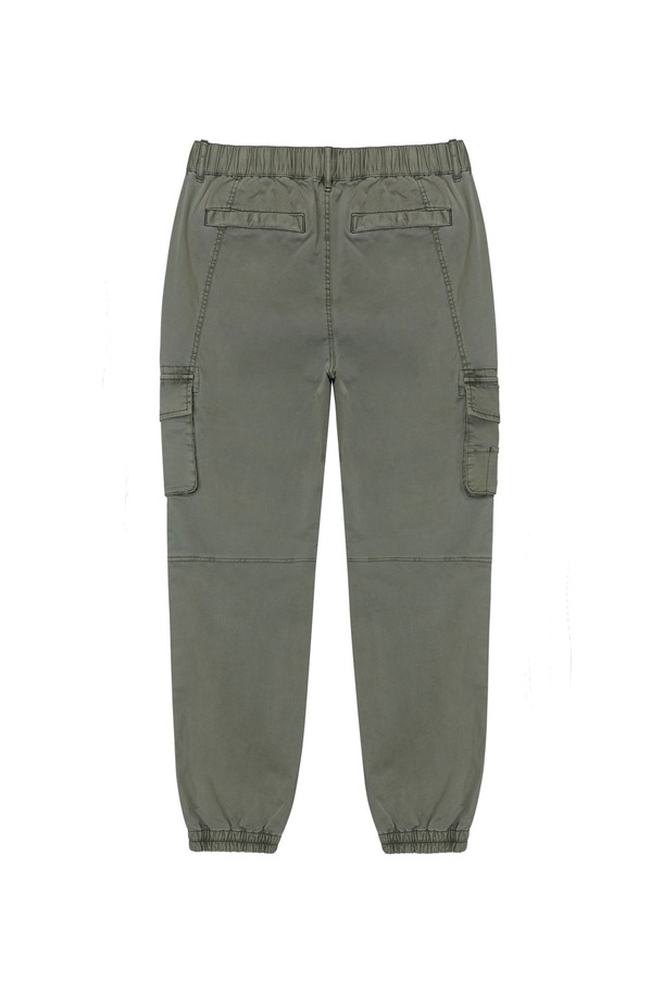 가먼트다잉 테라 조거팬츠 Khaki는 캐주얼, 미니멀, 시티보이 스타일을 추구하는 남녀 모두에게 적합한 조거팬츠입니다. 가을 시즌에 어울리는 긴 기장의 카키색 바지로, 면과 폴리우레탄 혼방 소재로 제작되어 편안한 착용감을 선사합니다. 가먼트다잉 처리로 자연스러운 색감과 형태 안정성을 높였으며, 히든 스트링과 아웃포켓 디테일로 실용성을 더했습니다. 활동성을 고려한 스트레치 기능과 밴딩 처리로 편안함을 극대화하여 산책룩, 집콕룩 등 일상에서 폭넓게 활용할 수 있습니다.
