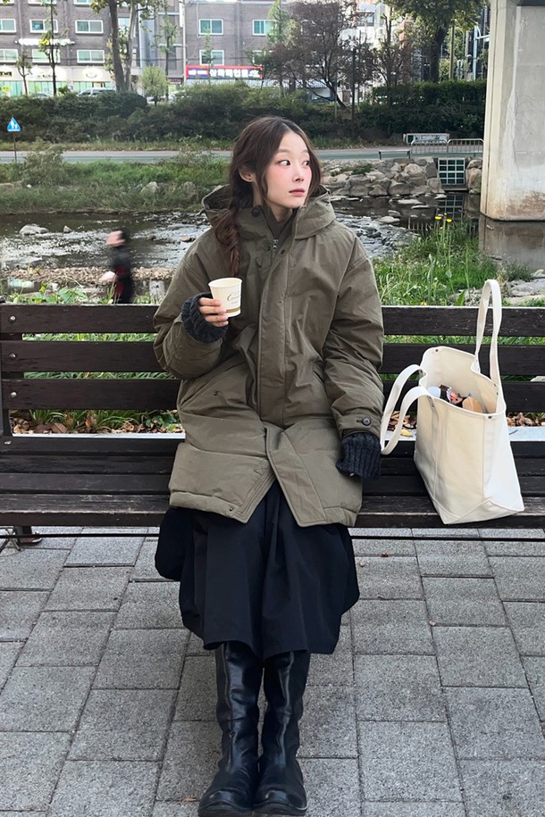 **[소빈 PICK] 어센틱 야상 다운 코트 Khaki**

소빈 픽, 어센틱 야상 다운 코트는 겨울 추위를 막아줄 여성용 다운 코트입니다. 밀리터리, 빈티지 무드를 살린 카키 컬러의 롱 기장 야상 스타일로, 캐주얼, 클래식, 워크웨어 등 다양한 스타일 연출에 활용할 수 있습니다. 

부드러운 촉감의 면, 나일론, 폴리에스터 혼방 소재에 우모 충전재를 사용하여 보온성을 높였으며, 두꺼운 두께감으로 한겨울에도 따뜻하게 착용할 수 있습니다. 지퍼 여밈 방식과 레귤러핏 디자인으로 편안한 착용감을 제공하며, 후드 디자인, 허리 스트링, 코듀로이 배색, 바이오 워싱 가공, 발수 기능 등 섬세한 디테일을 더했습니다. 

여행룩, 캠핑룩 등 활동적인 TPO에 적합하며, 발수 기능과 보온성을 갖춰 쾌적하고 따뜻하게 겨울을 보낼 수 있습니다. 
