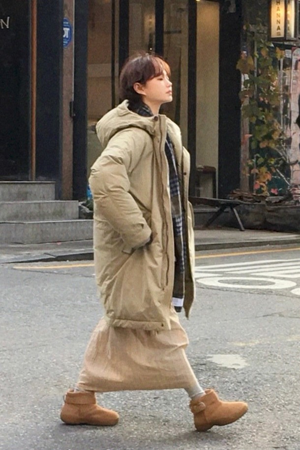 **[강은 PICK] 어센틱 야상 다운 코트 Light Khaki Beige**는 빈티지 밀리터리 스타일의 야상 다운 코트입니다. 부드러운 촉감의 면, 나일론, 폴리에스터, 우모 혼방 소재로 제작되어 겨울철에도 따뜻하게 착용 가능합니다. 허리 조절 스트링, 코듀로이 배색, 바이오 워싱 가공 디테일이 돋보이며, 발수 기능이 있어 실용적입니다. 롱 기장에 레귤러핏으로 디자인되었으며, 지퍼형 여밈과 후드 디테일로 편안하고 스타일리시하게 연출할 수 있습니다. 출근룩부터 캐주얼, 클래식, 미니멀 스타일까지, 폭넓게 활용하기 좋습니다.
