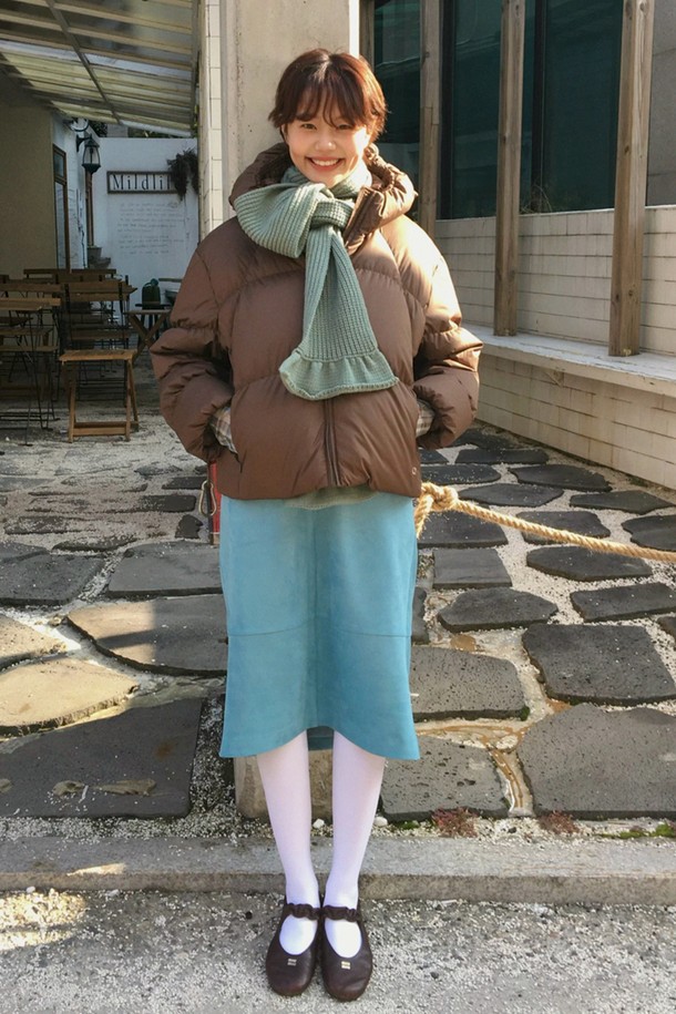 [강은 PICK] W 글램 셔링 후드 다운 Chocolate는 페미닌한 무드를 연출하는 여성용 다운 재킷입니다. 부드러운 촉감의 폴리에스테르, 나일론 혼방 소재에 유선형 퀼팅과 셔링 디테일을 더해 볼륨감 있는 실루엣을 완성했습니다. 넉넉한 핏의 크롭 기장으로 활동성을 높였으며, 지퍼 여밈 방식과 긴 소매, 후드 스타일로 보온성을 강화했습니다. 덕다운 안감으로 따뜻함을 더하고, 데이트룩, 여행룩, 미니멀, 클래식, 로맨틱 스타일을 즐기는 분들께 추천합니다.
