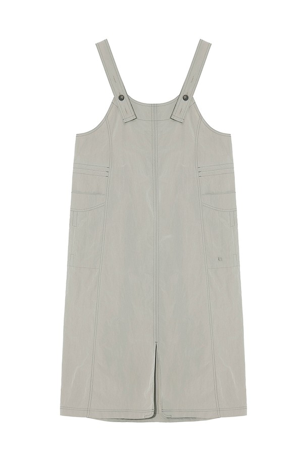 베이지 컬러의 W 에어쉴드 서스펜더 원피스입니다. 나일론과 폴리에스터 혼방 소재로 제작되어 가볍고 편안하며, 봄 시즌 캐주얼하게 연출하기 좋습니다. 앞뒤 구분 없이 착용 가능하여 실용적이며, 조절 가능한 어깨끈과 허리 스트링으로 체형에 맞게 핏을 조절할 수 있습니다. 스퀘어넥 디자인과 무지 패턴으로 미니멀하고 클래식한 분위기를 더하며, 데이트룩이나 봄 소풍룩에 적합합니다. 발수 기능이 있어 가벼운 생활 방수도 가능합니다.
