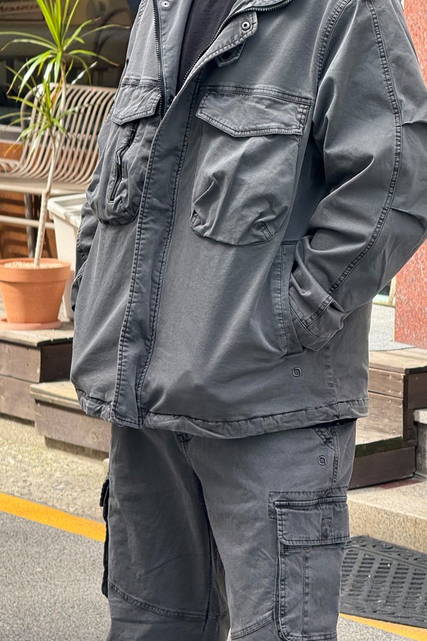 가먼트다잉 테라 카고팬츠 Dark Gray는 캐주얼, 미니멀, 워크웨어 스타일을 아우르는 남녀 공용 카고 팬츠입니다. 가을 계절에 적합하며, 밴딩 처리로 편안한 착용감을 선사합니다. 다크 그레이 컬러의 무지 디자인에 레귤러 핏으로 제작되어 출근룩과 캠핑룩 등 다양한 TPO에 활용 가능합니다. 면과 폴리우레탄 혼방 소재로 제작되어 두께감 있는 착용감을 제공하며, 가먼트다잉 처리, 아웃포켓 디테일, 히든 스트링, 스트레치 기능, 형태 안정성이 특징입니다.
