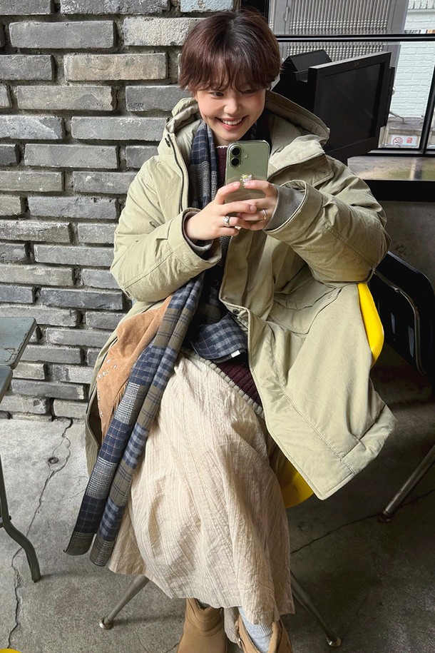 **[강은 PICK] 어센틱 야상 다운 코트 Light Khaki Beige**는 빈티지 밀리터리 스타일의 야상 다운 코트입니다. 부드러운 촉감의 면, 나일론, 폴리에스터, 우모 혼방 소재로 제작되어 겨울철에도 따뜻하게 착용 가능합니다. 허리 조절 스트링, 코듀로이 배색, 바이오 워싱 가공 디테일이 돋보이며, 발수 기능이 있어 실용적입니다. 롱 기장에 레귤러핏으로 디자인되었으며, 지퍼형 여밈과 후드 디테일로 편안하고 스타일리시하게 연출할 수 있습니다. 출근룩부터 캐주얼, 클래식, 미니멀 스타일까지, 폭넓게 활용하기 좋습니다.
