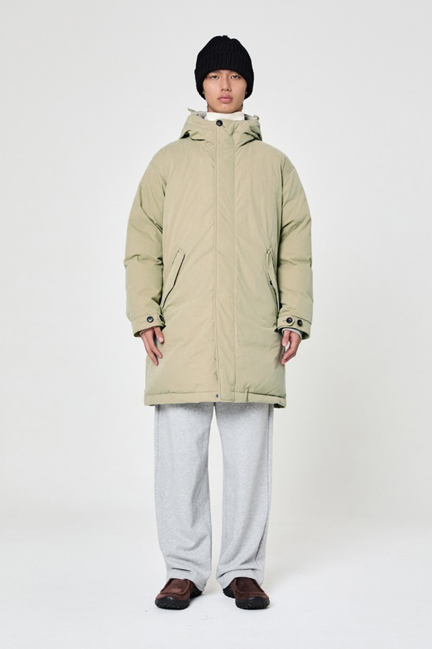 **[강은 PICK] 어센틱 야상 다운 코트 Light Khaki Beige**는 빈티지 밀리터리 스타일의 야상 다운 코트입니다. 부드러운 촉감의 면, 나일론, 폴리에스터, 우모 혼방 소재로 제작되어 겨울철에도 따뜻하게 착용 가능합니다. 허리 조절 스트링, 코듀로이 배색, 바이오 워싱 가공 디테일이 돋보이며, 발수 기능이 있어 실용적입니다. 롱 기장에 레귤러핏으로 디자인되었으며, 지퍼형 여밈과 후드 디테일로 편안하고 스타일리시하게 연출할 수 있습니다. 출근룩부터 캐주얼, 클래식, 미니멀 스타일까지, 폭넓게 활용하기 좋습니다.
