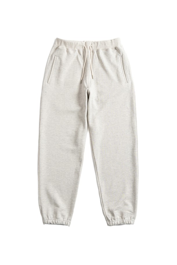 TWB 스웨트 팬츠 (오트밀)는 부드러운 촉감의 고중량 면 소재로 제작되어 가을과 겨울철에 따뜻하게 착용하기 좋습니다. 베이직하고 캐주얼한 스타일로 일상복으로 활용하기 좋으며, 릴랙스 핏과 조거핏 디자인으로 편안한 착용감을 선사합니다. 텐터링 가공 및 텀블 워싱 처리를 거쳐 변형과 수축을 방지하여 오랫동안 변함없이 입을 수 있습니다. 집콕룩, 겨울 데일리룩, 산책룩 등 다양한 TPO에 매치하기 좋으며, 미니멀하고 클래식한 스타일을 연출하기에도 좋습니다.
