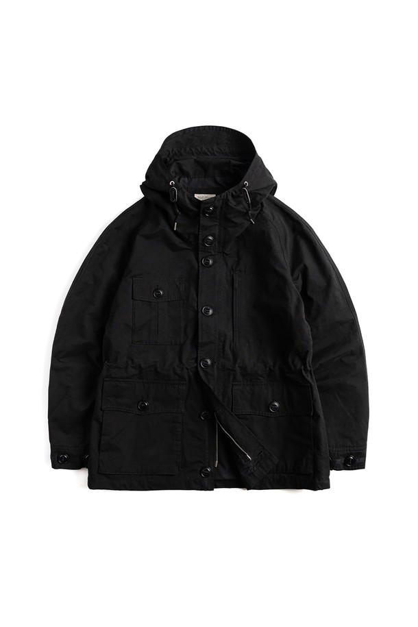 W24 마운틴 파카 (블랙)는 남성용 아우터로, 가을과 겨울에 활용하기 좋은 두꺼운 면 소재의 파카입니다. 밀리터리 및 캐주얼 스타일을 아우르며, 무지 디자인에 레귤러 핏으로 제작되었습니다. 후드와 허리 사이즈 조절이 가능하며, 더블 슬라이더 지퍼와 4개의 아웃포켓으로 실용성을 높였습니다. 가먼트 워싱 처리로 자연스러운 느낌을 주며, 캠핑룩, 캐주얼, 미니멀, 워크웨어 스타일을 연출하기 좋습니다.
