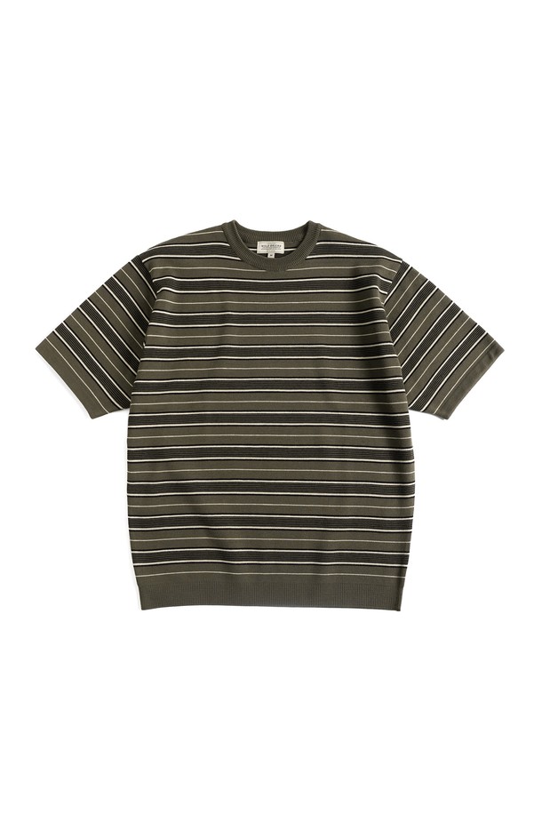W23 니트 스트라이프 티셔츠는 올리브와 블랙 컬러 배색의 캐주얼한 디자인이 돋보이는 니트 티셔츠입니다. 면과 아크릴 혼방 소재로 제작되어 봄, 여름 시즌에 적합하며, 두꺼운 두께감으로 편안한 착용감을 선사합니다. 루즈핏과 라운드넥 디자인으로 편안함을 더했으며, 반소매 기장과 스트라이프 패턴이 특징입니다. 강연 가공 처리하여 비침 걱정 없이 데일리룩을 연출할 수 있습니다. 미니멀한 스타일을 추구하는 분들께 추천하는 아이템입니다.
