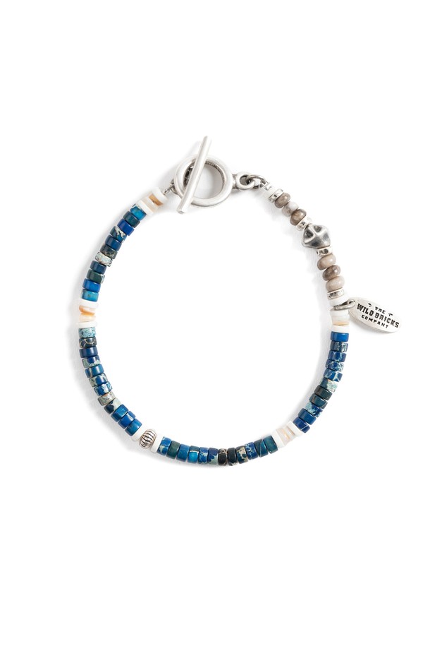 네이비 컬러의 W23 젬스톤 브레이슬릿입니다. 남녀 모두 착용 가능하며, 빈티지하면서도 캐주얼한 스타일을 연출합니다. 천연석과 비즈, 젬스톤 장식이 돋보이며, 실버, 브라스, 스테인리스 스틸 등 다양한 소재로 제작되었습니다. 데이트룩, 여행룩, 휴가룩과 잘 어울리며, S, M, L 세 가지 사이즈로 출시되어 조절 가능한 핏을 제공합니다. 빈티지 도금 처리로 은은한 멋을 더했습니다.
