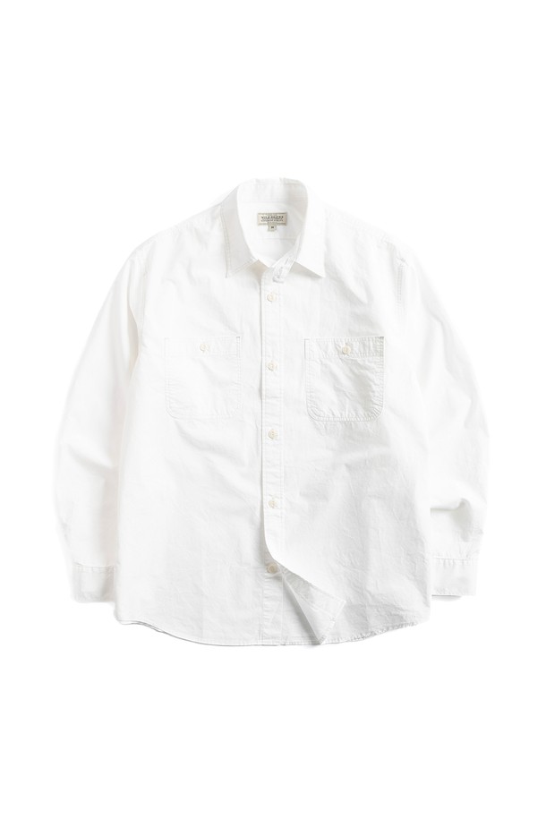 ## W23 워크 셔츠 (화이트)

깔끔한 화이트 컬러의 W23 워크 셔츠입니다. 남성용 상의로, 봄, 여름에 착용하기 좋은 얇은 두께감의 면 소재 셔츠입니다. 루즈핏으로 편안하게 떨어지며, 칼라 밴드 디테일과 가먼트 워싱 가공으로 자연스러운 멋을 더했습니다. 일상, 출근룩, 비즈니스 캐주얼 스타일 모두 소화 가능하며, 캐주얼, 미니멀, 클래식 무드를 연출할 수 있습니다. 통기성이 좋아 쾌적하게 착용할 수 있는 긴소매 워크 셔츠입니다.
