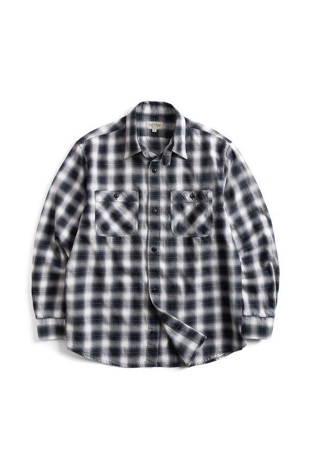 W23 옴브레 플레드 워크 셔츠 (블랙)는 남성용 상의로, 캐주얼하고 베이직한 스타일을 연출합니다. 봄, 여름 계절에 적합하며, 블랙과 화이트 컬러의 옴브레 체크 패턴이 돋보입니다. 면 소재의 루즈핏 긴소매 셔츠로, 부드러운 촉감과 얇은 두께로 편안하게 착용 가능합니다. 가먼트 워싱 가공과 칼라 밴드 디테일, 워크웨어 스타일을 더하여 데이트룩과 카페룩에 잘 어울립니다.
