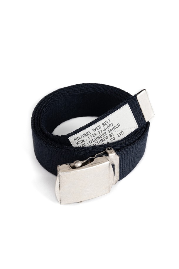 W23 밀리터리 웹 벨트 (네이비)는 유니섹스 디자인으로 제작된 벨트입니다. 폴리에스터와 스틸 소재를 사용하여 내구성을 높였으며, 밀리터리 및 빈티지 스타일을 연출합니다. 네이비 컬러의 웨빙 벨트는 일상복뿐만 아니라 여행룩, 캠핑룩, 캐주얼 및 워크웨어 스타일에도 잘 어울립니다. 버클 여밈 방식, 117 x 3cm 사이즈로 제작되었으며 금속 부자재를 사용하여 포인트를 더했습니다. 웹 패턴 디자인으로 밀리터리 무드를 강조한 벨트입니다.
