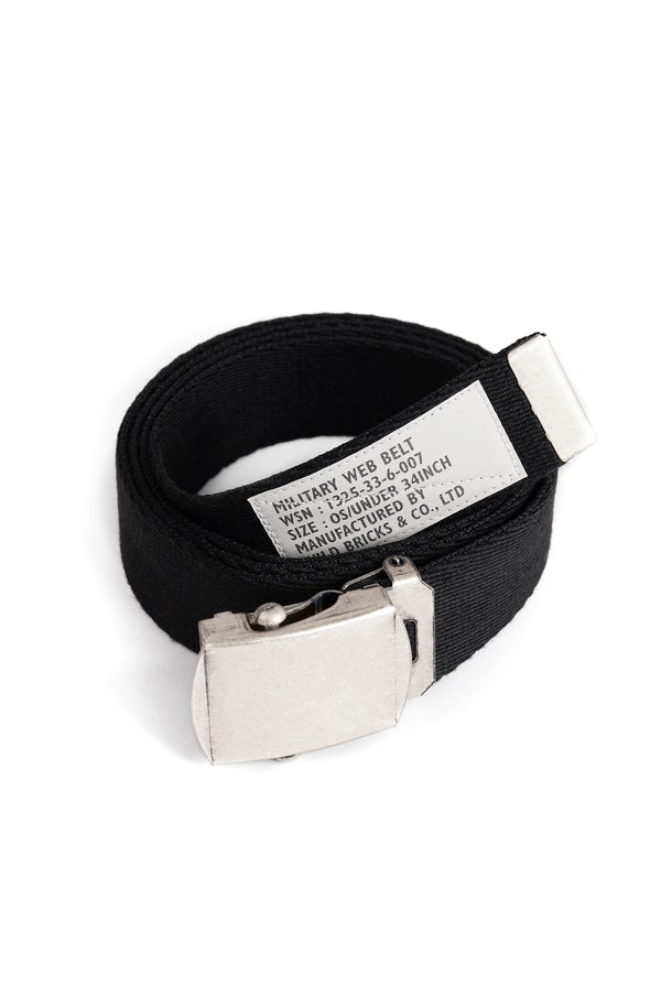 W23 밀리터리 웹 벨트 (블랙)는 남녀 모두 착용 가능한, 밀리터리 및 빈티지 스타일의 벨트입니다. 폴리에스터와 스틸 소재로 제작되었으며, 튼튼한 내구성을 자랑합니다. 일상 및 여행룩에 잘 어울리며, 캐주얼, 워크웨어 스타일에 포인트를 줄 수 있습니다. 웹 패턴 디자인과 금속 버클, 빈티지 라벨, 금속 부자재가 특징이며 프리사이즈로 편안하게 착용 가능합니다.
