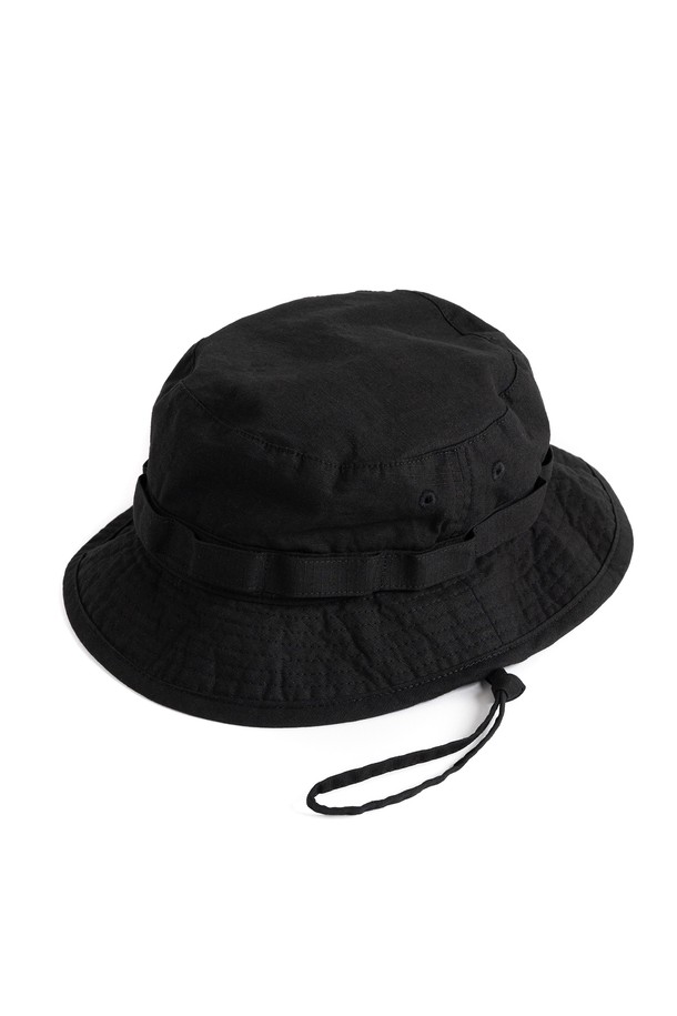 W23 립스탑 부니햇 (블랙)은 아웃도어 활동과 일상생활 모두에 적합한 모자입니다. 면 소재로 제작되어 내추럴한 촉감을 선사하며, 립스탑 패턴으로 내구성을 높였습니다. 와이드 챙과 일반 모자 깊이로 편안한 착용감을 제공하며, 턱끈이 있어 활동적인 움직임에도 안정적으로 사용할 수 있습니다. 밀리터리 스타일과 워싱 가공, 59cm의 넉넉한 사이즈로 캐주얼, 고프코어, 워크웨어 스타일을 연출하기 좋습니다. 봄, 여름, 가을 계절에 여행룩, 캠핑룩, 가을 나들이룩에 매치하여 멋스러운 스타일을 완성해 보세요.
