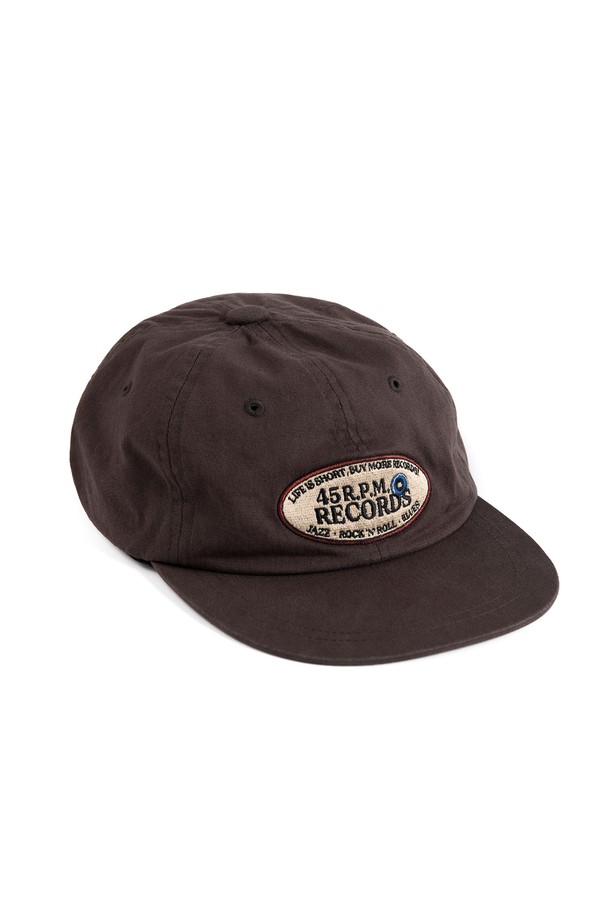 **W23 레코드 샵 캡 (코코아 빈)**

70년대 레코드 샵을 컨셉으로 디자인된 W23 레코드 샵 캡은 부드러운 면 소재로 제작되어 편안한 착용감을 선사합니다. 코코아 브라운 컬러에 빈티지한 자수 로고가 포인트로 들어가 캐주얼, 레트로, 미니멀 스타일을 연출하기 좋습니다. 바이오 워싱 가공으로 자연스러운 멋을 더했으며, 봄, 여름, 가을 계절에 착용하기 적합합니다. 동네 마실룩, 산책룩, 카페룩 등 다양한 TPO에 매치하여 스타일리시함을 뽐내보세요. 사이즈 조절이 가능하여 (56-60cm) 누구나 편안하게 착용할 수 있습니다.
