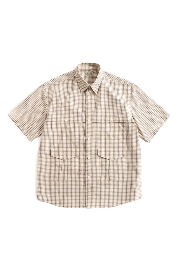 W23 CHECK UTILITY SHIRT (ivory)는 아이보리 컬러의 남성용 유틸리티 셔츠입니다. 캐주얼과 클래식 무드를 모두 담은 루즈핏 셔츠로, 봄, 여름에 착용하기 좋으며, 반소매 기장과 체크 패턴으로 시원한 느낌을 줍니다. 이중 요크 디테일, 아웃 포켓, 가먼트 워싱 가공으로 실용성과 디자인을 모두 갖춘 아이템입니다.
