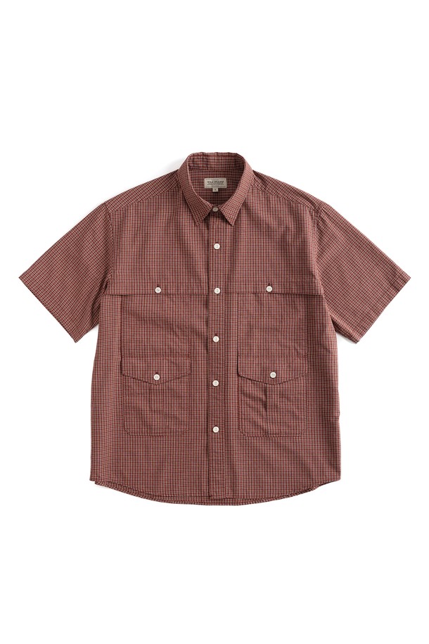 W23 CHECK UTILITY SHIRT (red)는 남성용 유틸리티 셔츠입니다. 봄, 여름에 착용하기 좋으며, 캐주얼과 밀리터리 스타일을 모두 아우르는 디자인입니다. 루즈핏의 반소매 셔츠로, 레드 컬러의 체크 패턴이 특징이며, 이중 요크 디테일과 아웃 포켓으로 실용성을 더했습니다. 가먼트 워싱 가공으로 자연스러운 착용감을 선사하며, 물세탁이 가능합니다.
