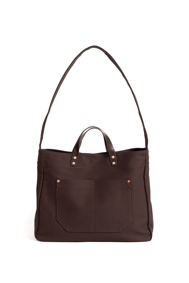 W24 투 웨이 백 (다크 브라운)은 남성을 위한 가방으로, 출근룩과 비즈니스 캐주얼에 잘 어울립니다. 클래식, 미니멀, 시크 스타일을 추구하는 분들께 적합하며, 고밀도 원단과 소가죽 소재로 제작되어 내구성이 뛰어납니다. 무지 패턴에 리벳 디자인으로 포인트를 더했으며, 토트백과 크로스백, 두 가지 방식으로 활용 가능한 2way 백입니다. 내부 수납 포켓이 있어 실용적이며, 핸드 스트랩이 달려 있어 형태 유지가 용이합니다.
