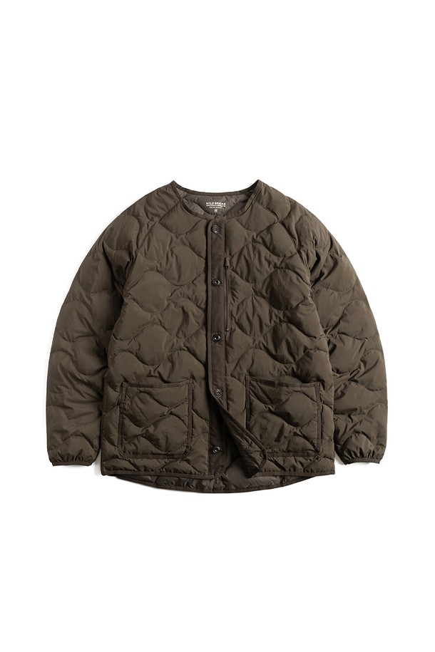 W24 밀리터리 다운 라이너 (올리브)는 가을과 겨울철, 일상 및 아웃도어 활동에 적합한 남녀 공용 다운 라이너입니다. 루즈핏으로 제작되었으며, 부드러운 나일론 소재와 두꺼운 두께감으로 뛰어난 보온성을 제공합니다. 밀리터리 스타일의 무지 디자인에, 긴 소매와 스냅 여밈 방식을 적용하여 편안함과 스타일을 동시에 만족시킵니다. 거위털 충전재와 휴대용 파우치를 포함하여, 가볍고 따뜻하게 착용할 수 있으며 여행룩, 캠핑룩, 출근룩 등 다양한 TPO에 활용 가능합니다. 캐주얼, 클래식, 미니멀 스타일을 즐겨 입는 분들께 추천합니다.
