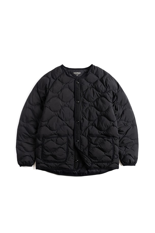 W24 밀리터리 다운 라이너 (블랙)는 가을, 겨울철에 착용하기 좋은 남녀 공용 아우터입니다. 밀리터리 및 캐주얼 스타일을 연출하며, 루즈핏과 두꺼운 두께감으로 편안한 착용감을 선사합니다. 부드러운 나일론 소재와 거위털 충전재를 사용하여 보온성과 경량성을 동시에 갖췄으며, 버튼 여밈 방식과 긴 소매 기장으로 디자인되었습니다. 일상 및 아웃도어 활동, 출근룩과 여행룩에 활용하기 좋으며, 휴대용 파우치가 포함되어 있어 편리하게 휴대할 수 있습니다.
