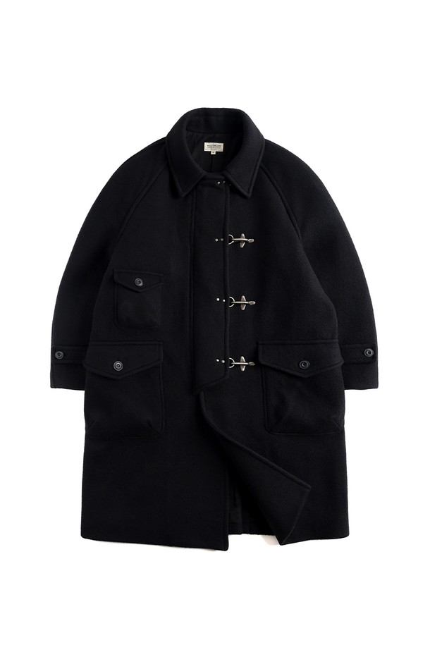W24 울 오버사이즈 코트 (블랙)는 가을과 겨울, 당신의 스타일을 완성해 줄 아우터입니다. 남녀 모두 착용 가능하며, 클래식과 미니멀 무드를 동시에 연출할 수 있습니다. 래글런 슬리브와 3개의 입체 포켓, 파이어맨 버클 여밈 디테일이 돋보이는 싱글 코트입니다. 울 소재의 두꺼운 두께감과 롱 기장, 오버핏으로 제작되어 시크하고 세련된 스타일을 연출합니다. 출근룩, 오피스룩, 모임룩 등 다양한 TPO에 활용 가능하며, 당신의 옷장에 품격을 더해줄 아이템입니다.
