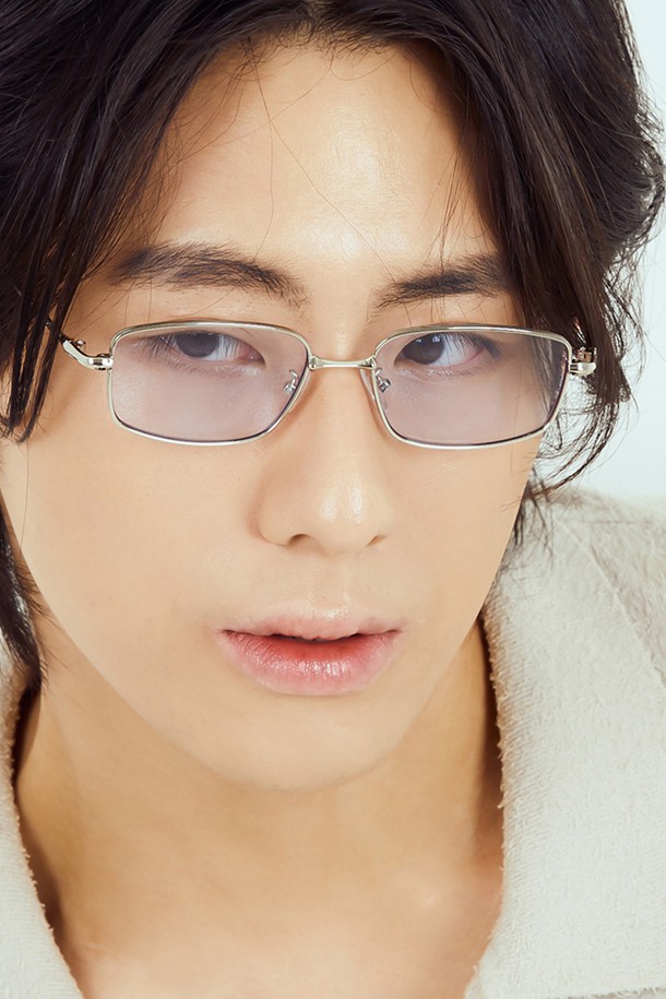 HYBITION(하이비션) Mue 실버 / 블루 틴트 렌즈 선글라스는 미니멀하고 모던한 스타일을 추구하는 당신을 위한 아이템입니다. 스테인리스 스틸과 폴리카보네이트 소재로 제작되어 내구성이 뛰어나며, 25g의 가벼운 무게로 편안한 착용감을 제공합니다. UV400 보호 렌즈는 자외선을 효과적으로 차단하여 눈 건강을 지켜주며, 여행룩과 휴가룩, 캐주얼, 클래식 스타일 등 다양한 TPO에 매치하기 좋습니다. HYBITION(하이비션)만의 전문가용 디자인은 당신의 스타일을 더욱 돋보이게 해줄 것입니다.
