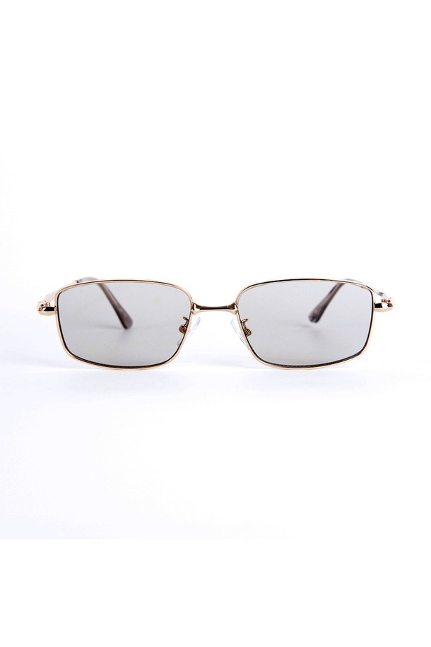 [HYBITION] 뮤 골드/그레이 틴트 렌즈 선글라스는 클래식, 미니멀, 캐주얼 스타일을 아우르는 공용 선글라스입니다. 여행룩, 휴가룩에 잘 어울리며, 골드 프레임과 그레이 틴트 렌즈의 세련된 조화가 돋보입니다. 스테인리스 스틸과 폴리카보네이트 소재로 제작되어 내구성이 뛰어나며, UV400 보호 렌즈로 자외선을 효과적으로 차단해 줍니다. 렌즈 클리너, 하드케이스, 보증서가 함께 제공되어 실용성을 더했습니다. 무지 패턴으로 어떤 스타일에도 잘 어울리는 데일리 선글라스입니다.
