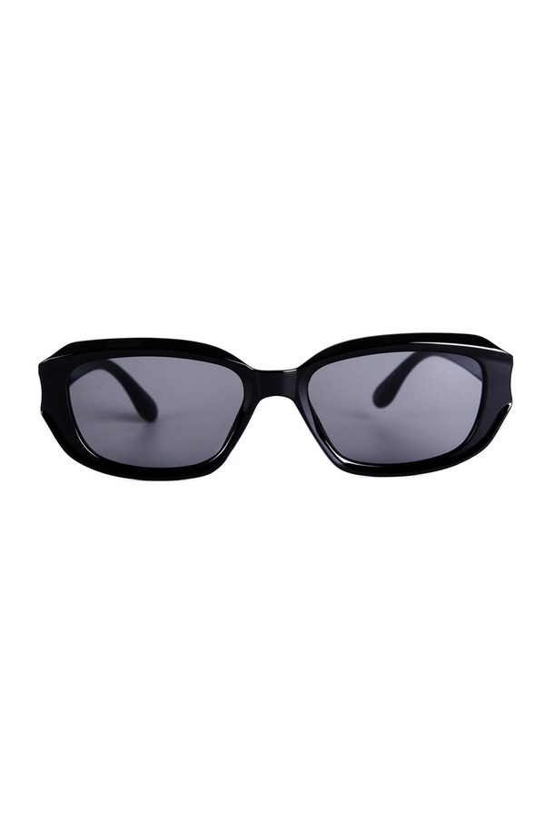 HYBITION (히비션) Vega Black / Black UV 렌즈 선글라스는 미니멀하고 모던한 스타일을 추구하는 분들을 위한 선글라스입니다. 블랙 컬러의 무지 디자인으로 어떤 스타일에도 쉽게 매치할 수 있으며, 일상과 여행, 휴가 등 다양한 TPO에 활용하기 좋습니다. FDA 승인을 받은 TR90 프레임과 폴리카보네이트 렌즈를 사용하여 내구성과 고탄성이 뛰어나 편안한 착용감을 선사합니다. UV 차단 기능으로 자외선으로부터 눈을 보호하며, 가볍고 무자극성 소재로 제작되어 안심하고 사용할 수 있습니다. 봄, 여름 시즌, 스타일리시하면서도 눈 건강까지 챙길 수 있는 실용적인 아이템입니다.
