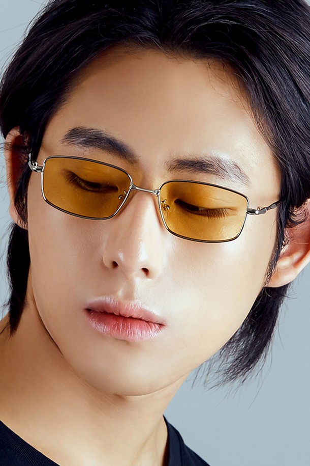 [HYBITION] 뮈 실버 / 옐로우 틴트 렌즈는 미니멀, 클래식, 캐주얼 스타일을 모두 아우르는 선글라스입니다. 스테인리스 스틸 프레임에 폴리카보네이트 렌즈를 사용하여 제작되었으며, 옐로우 틴트 렌즈가 세련된 디자인을 더합니다. 자외선 차단 기능(UV400)으로 눈을 보호하며, 여행룩과 휴가룩에 포인트를 줄 수 있습니다. 실버 프레임과 옐로우 렌즈의 조화가 개성 있는 스타일을 연출합니다.
