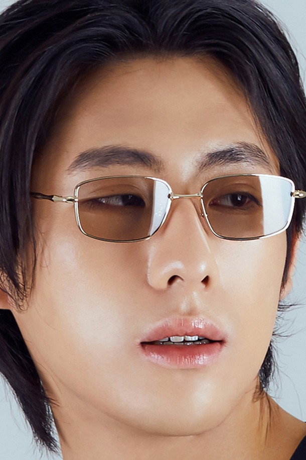 [HYBITION] 뮤 골드/그레이 틴트 렌즈 선글라스는 클래식, 미니멀, 캐주얼 스타일을 아우르는 공용 선글라스입니다. 여행룩, 휴가룩에 잘 어울리며, 골드 프레임과 그레이 틴트 렌즈의 세련된 조화가 돋보입니다. 스테인리스 스틸과 폴리카보네이트 소재로 제작되어 내구성이 뛰어나며, UV400 보호 렌즈로 자외선을 효과적으로 차단해 줍니다. 렌즈 클리너, 하드케이스, 보증서가 함께 제공되어 실용성을 더했습니다. 무지 패턴으로 어떤 스타일에도 잘 어울리는 데일리 선글라스입니다.
