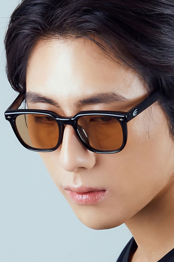 [HYBITION] 델타 블랙 / 세피아 틴트 렌즈는 자외선으로부터 눈을 보호하는 선글라스입니다. 블랙과 세피아 두 가지 컬러로 출시되었으며, 폴리카보네이트 소재로 제작되어 내구성이 뛰어납니다. UV400 기능으로 자외선 차단 효과가 있으며, 봄, 여름철 일상 및 여행, 휴가, 산책 시 클래식, 미니멀, 캐주얼 스타일 연출에 적합합니다. 제품 구성에는 렌즈 클리너, 하드케이스, 보증서가 포함되어 있으며, 야간 운전 및 인공 광원 보호에는 적합하지 않습니다.
