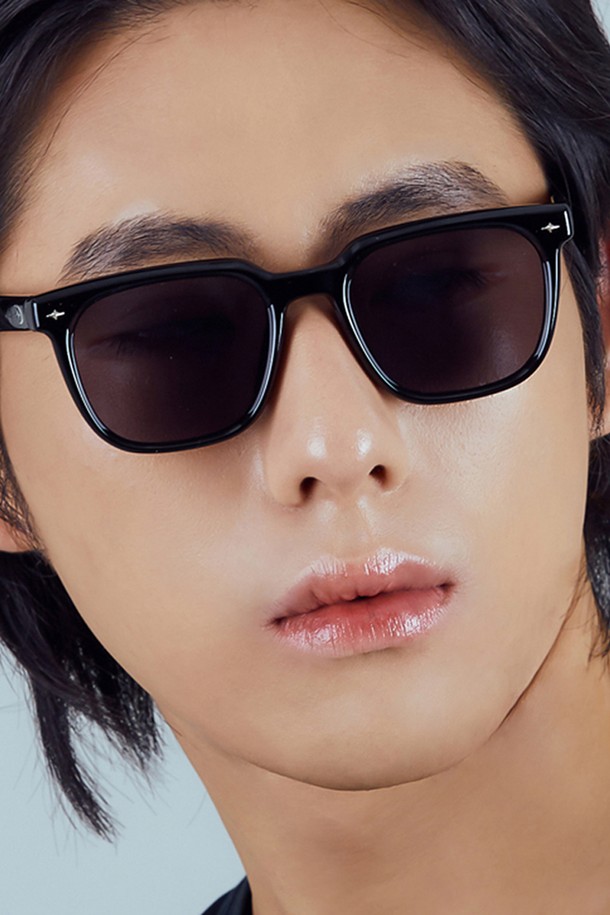 [HYBITION] 델타 블랙 / 블랙 UV 렌즈는 미니멀한 디자인으로 여행룩과 휴가룩에 잘 어울리는 선글라스입니다. 블랙 컬러의 폴리카보네이트 소재로 제작되어 시크하고 클래식한 스타일을 연출합니다. UV400 렌즈를 사용하여 자외선을 효과적으로 차단하며, 얼굴을 보호해 줍니다. 전문가용 스타일 디자인으로 세련된 분위기를 더해 일상에서도 편안하게 착용할 수 있습니다.
