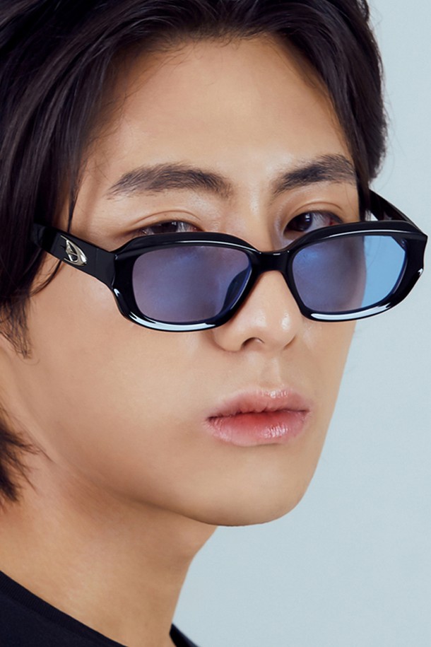 [HYBITION] 베가 블랙/블루 틴트 렌즈 선글라스는 미니멀하고 모던한 스타일을 추구하는 분들을 위한 제품입니다. 블랙과 블루 컬러의 TR90, 폴리카보네이트 소재로 제작되어 가볍고 편안한 착용감을 제공하며, 자외선으로부터 눈을 보호해줍니다. 일상생활뿐만 아니라 여행이나 휴가 시에도 스타일리시하게 연출할 수 있으며, 무지 디자인으로 어떤 스타일에도 잘 어울립니다. FDA 승인을 받은 프레임 소재와 탄성이 있는 구조로 내구성을 높였으며, 야간 및 흐린 날씨 운전에는 적합하지 않습니다.
